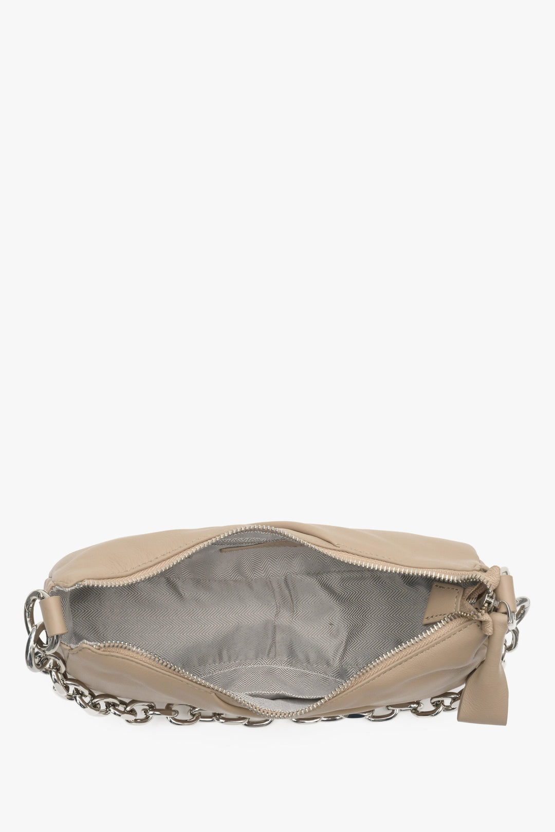 Kleine, handliche Schultertasche für Damen in Beige aus echtem Leder von Estro – Nahaufnahme des Innenraums des Modells.
