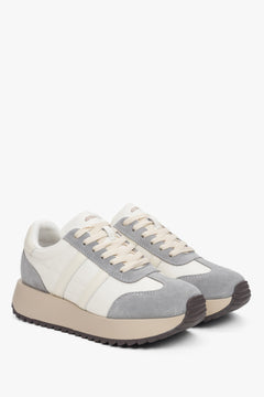 Schrägansicht des Paares beige-grauer Damen-Sneaker