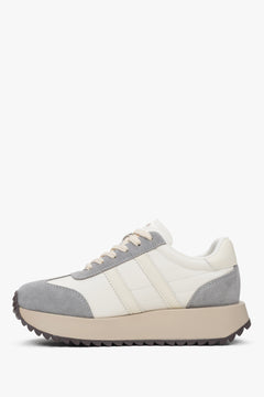 Profilansicht der sportlichen Schuhe im Materialmix
