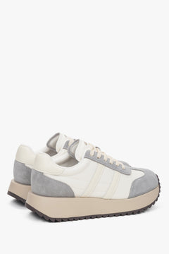 Rückwärtige Ansicht der beige-grauen Sneaker