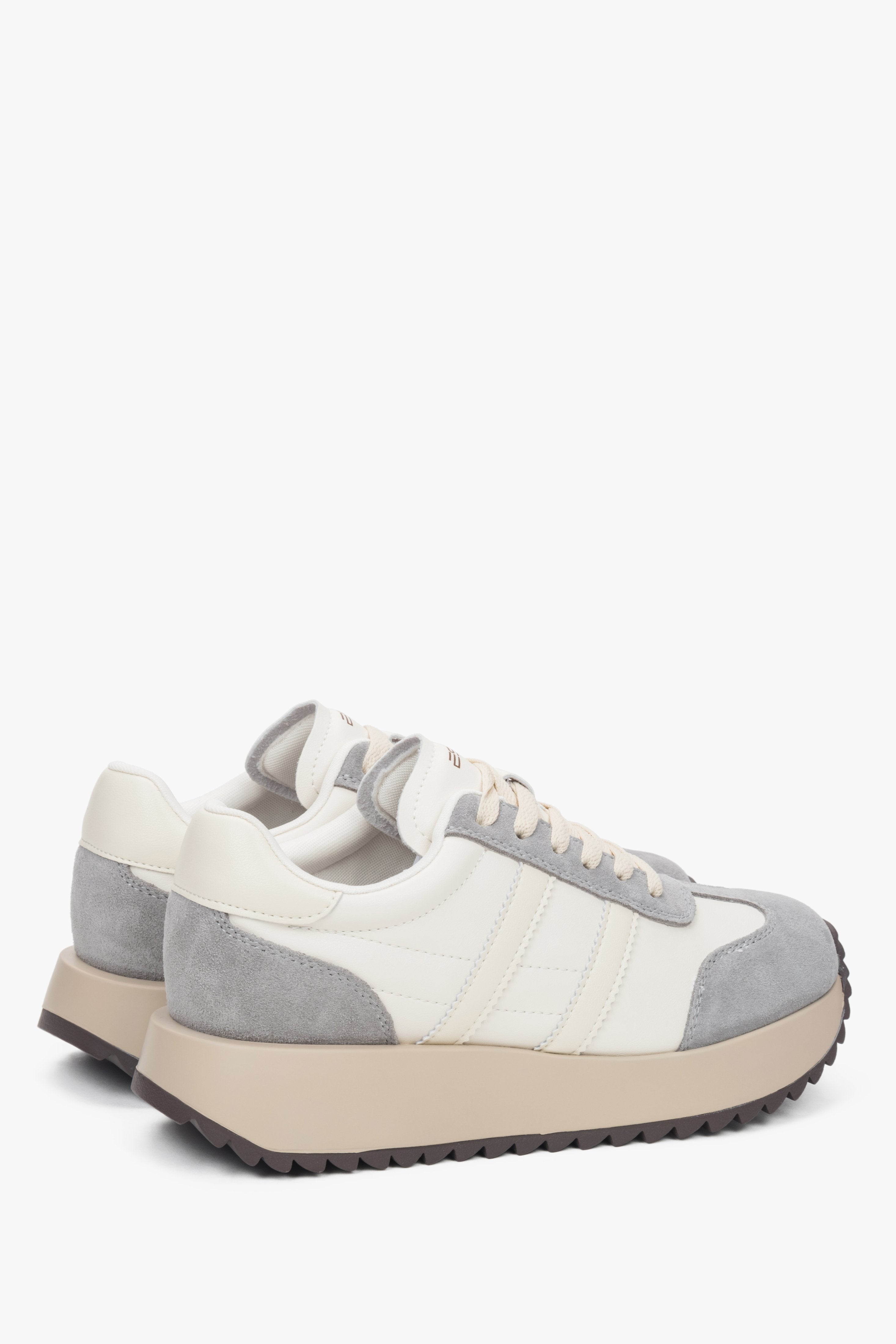 Rückwärtige Ansicht der beige-grauen Sneaker