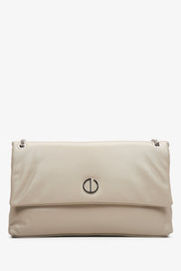 Beige-graue Damenhandtasche mit Kettenriemen Estro ER00114984.