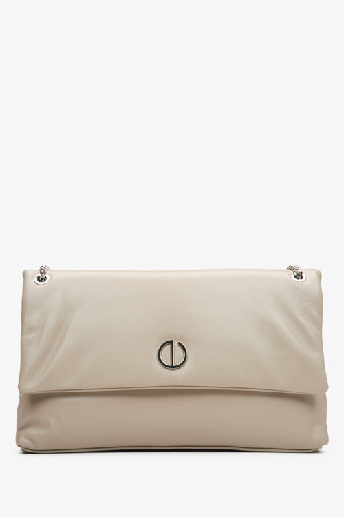 Beige-graue Damenhandtasche mit Kettenriemen Estro ER00114984.