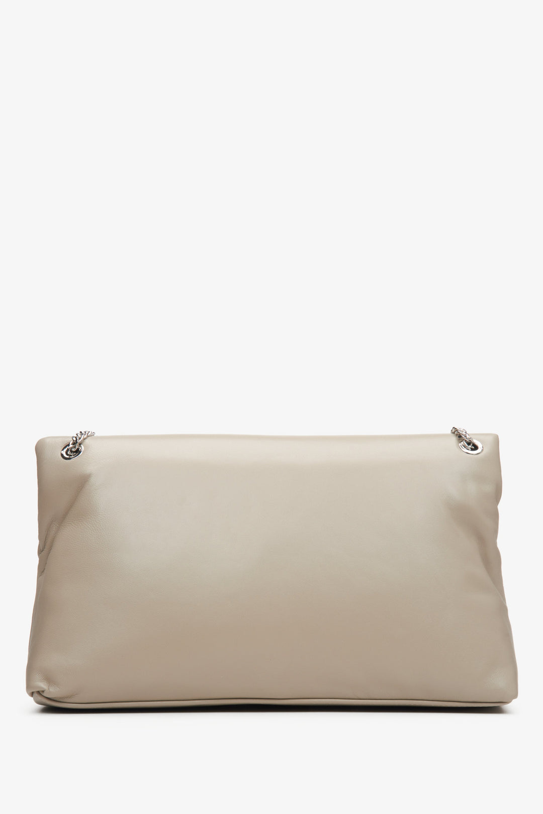 Handliche beige-graue Damenhandtasche mit Kettenriemen – Rückseite.