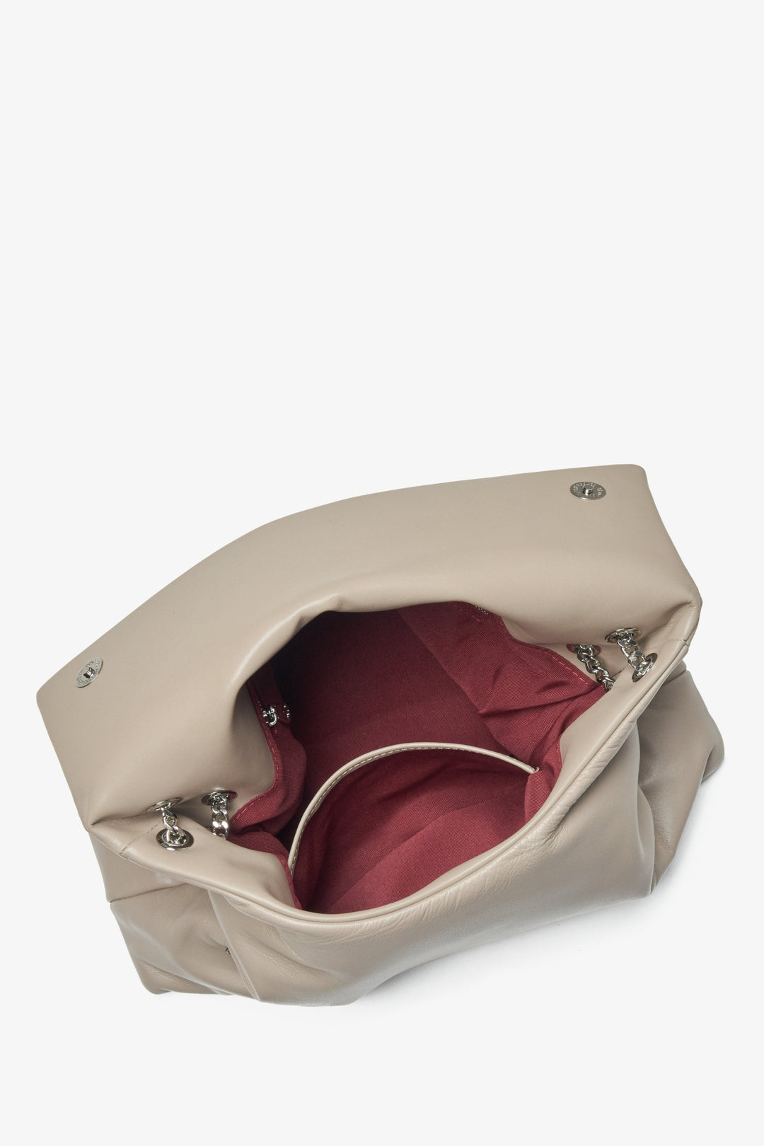 Beige-graue Damenhandtasche aus Leder von Estro – Nahaufnahme des Innenraums.