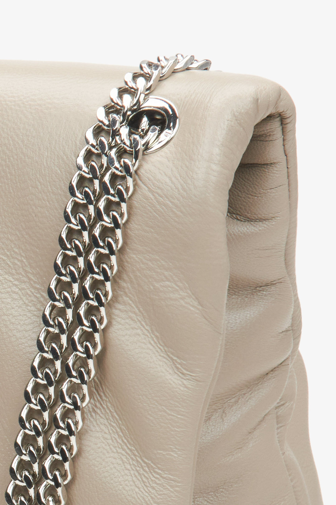 Beige-graue Damenhandtasche aus Leder von Estro – Nahaufnahme der Details.