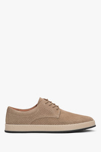 Flaches Seitenprofil der beigen Herren-Sommerschuhe z Nubukleder.