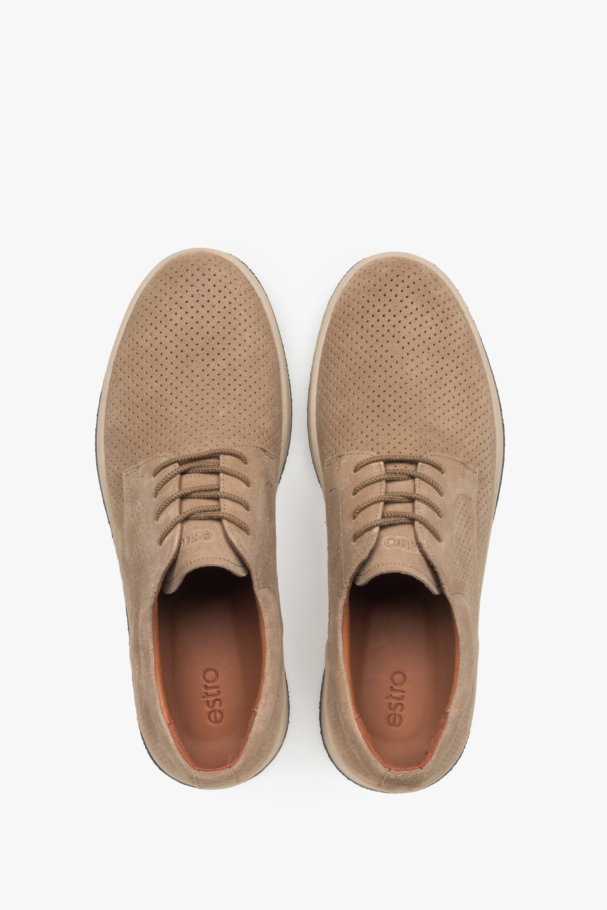 Draufsicht na das Paar beiger Herren-Halbschuhe mit Schnürung.