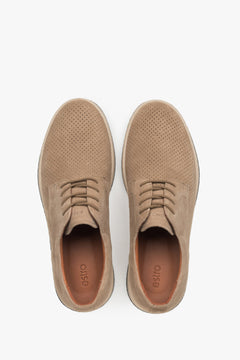 Draufsicht na das Paar beiger Herren-Halbschuhe mit Schnürung.