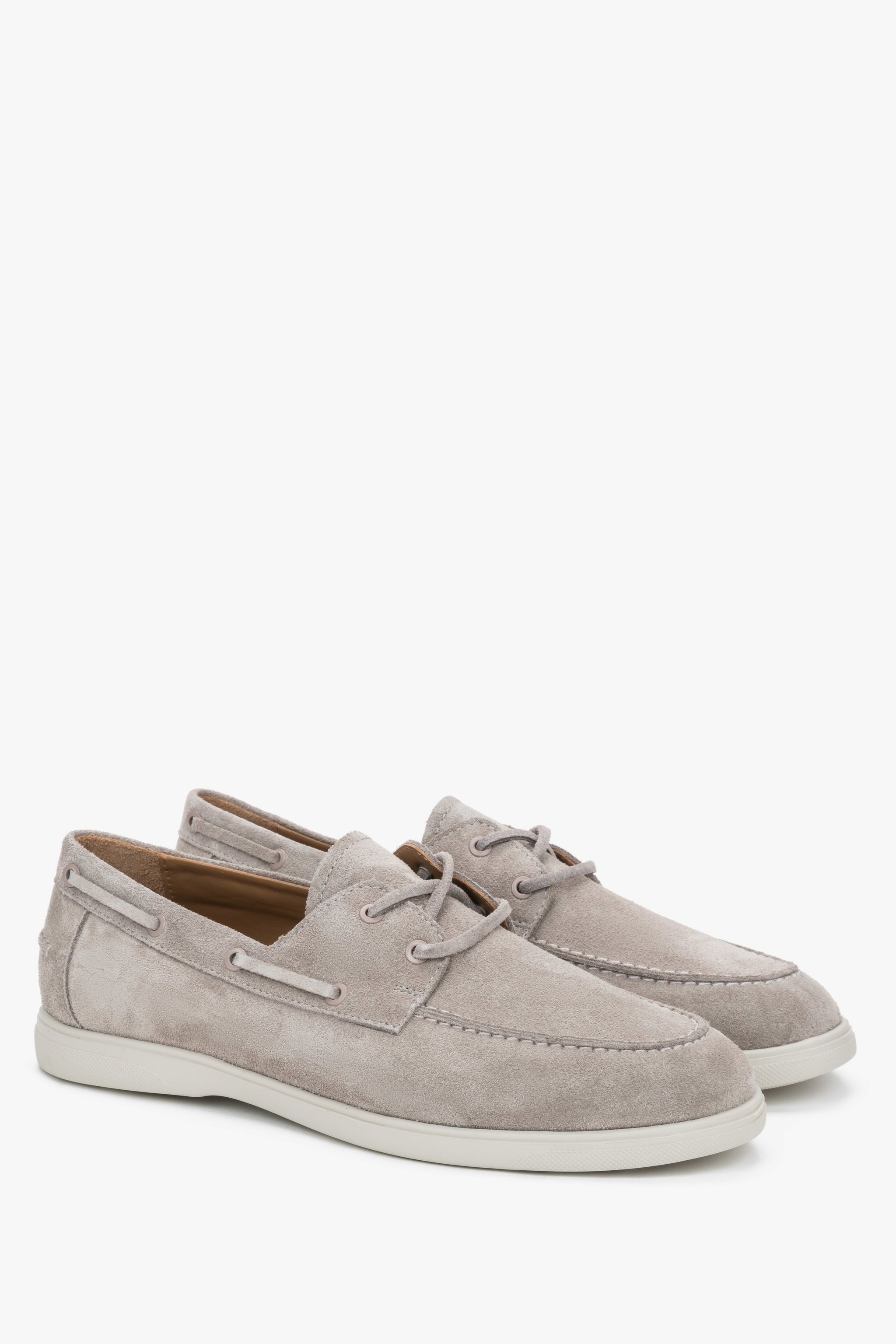 Schräge Seitenansicht der beigen Herren-Loafer im Bootschuh-Stil aus italienischem Velours.
