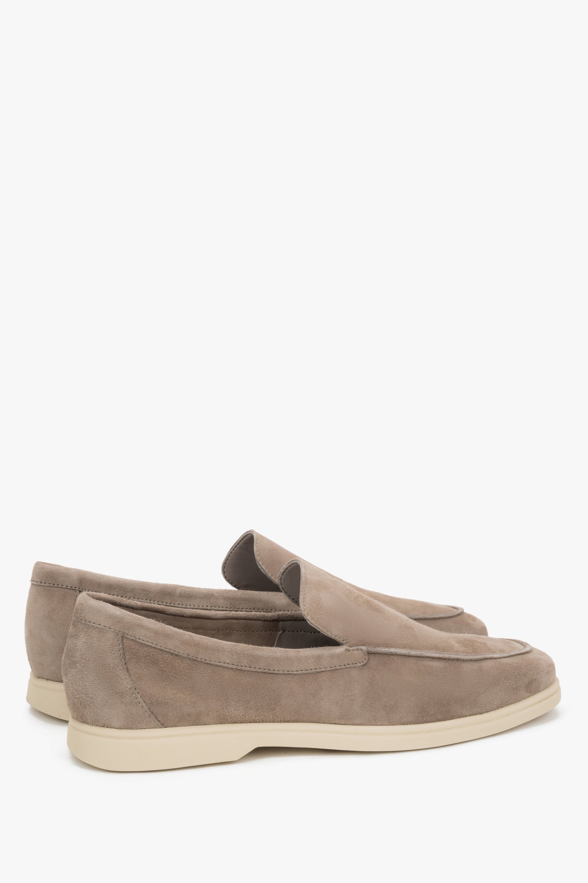 Rückwärtige Schrägansicht der vielseitigen beigen Slip-on Halbschuhe für Herren