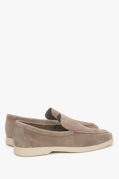 Rückwärtige Schrägansicht der vielseitigen beigen Slip-on Halbschuhe für Herren