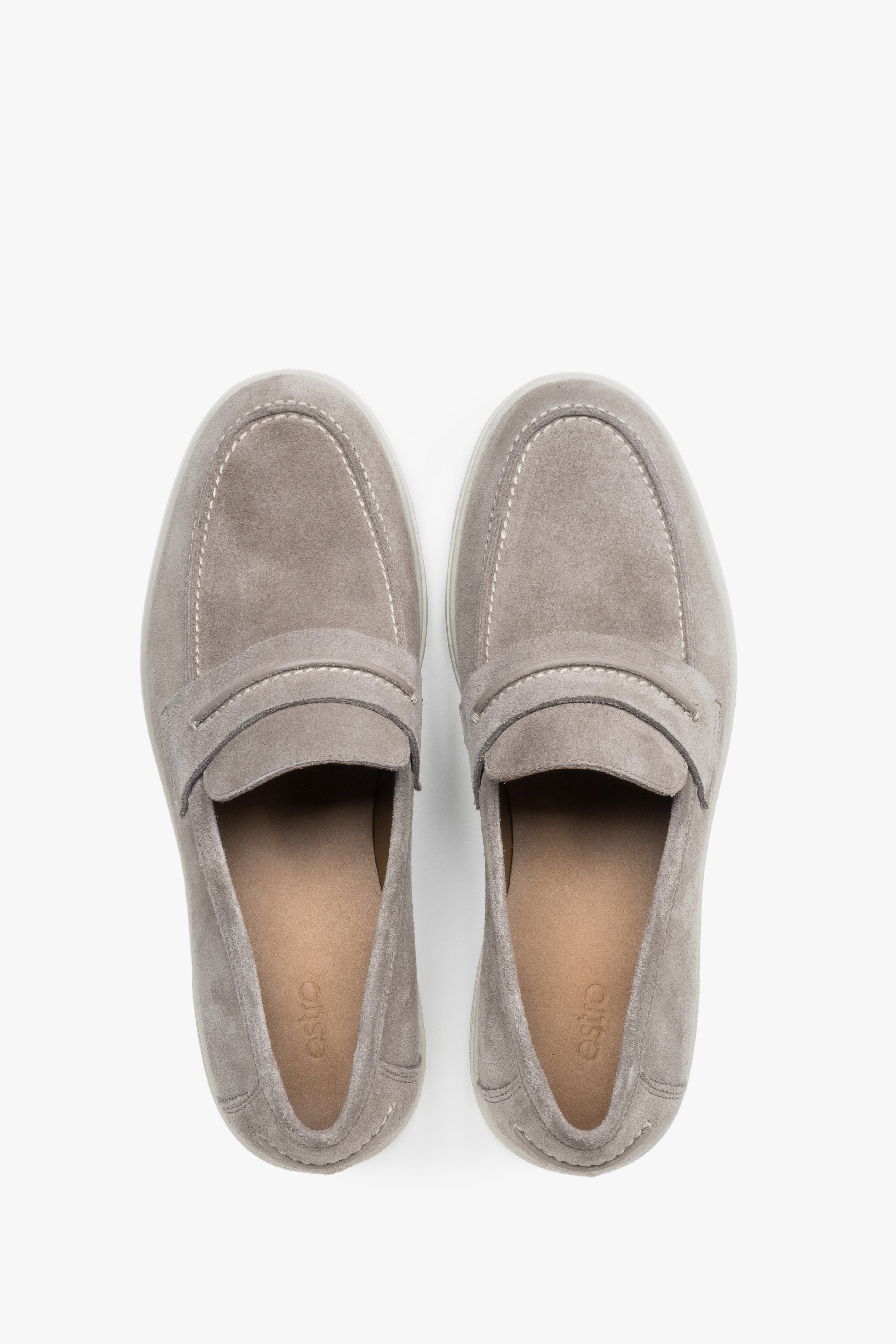 Draufsicht auf das Paar beiger Herren-Slipper z dekorativen Einsätzen.