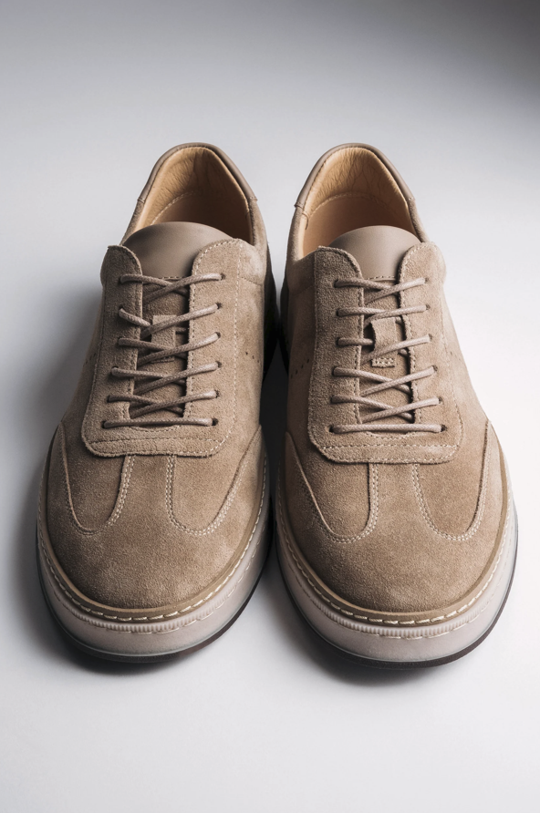 Frontansicht des Paares beiger Sneaker für Herren.