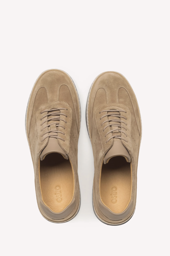 Draufsicht auf das Paar beiger Sneaker mit klassischer Schnürung.