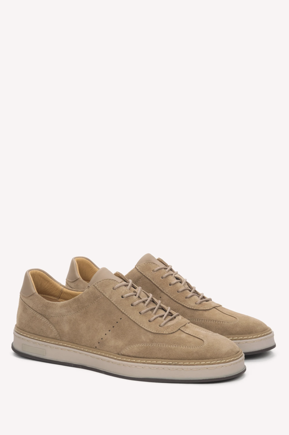 Schräge Ansicht des sportlich-eleganten Herren-Sneaker-Paares von Estro.