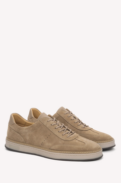 Schräge Ansicht des sportlich-eleganten Herren-Sneaker-Paares von Estro.