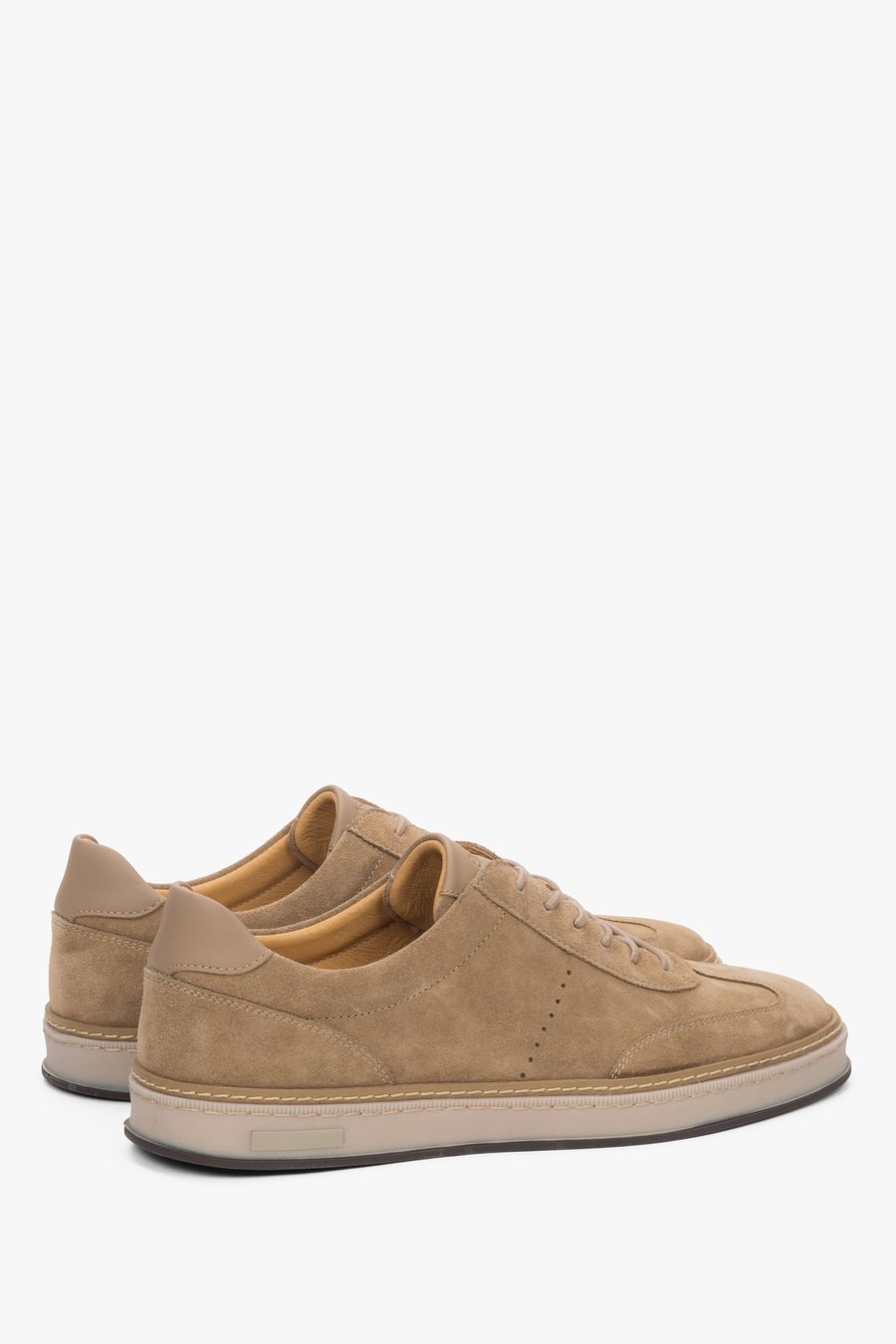 Schräge Rückansicht der beigen Sneaker mit flexibler Sohle.