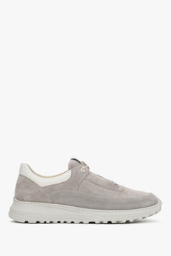 Profilansicht der beigen Herren-Sneaker aus weichem italienischen Premium-Veloursleder.