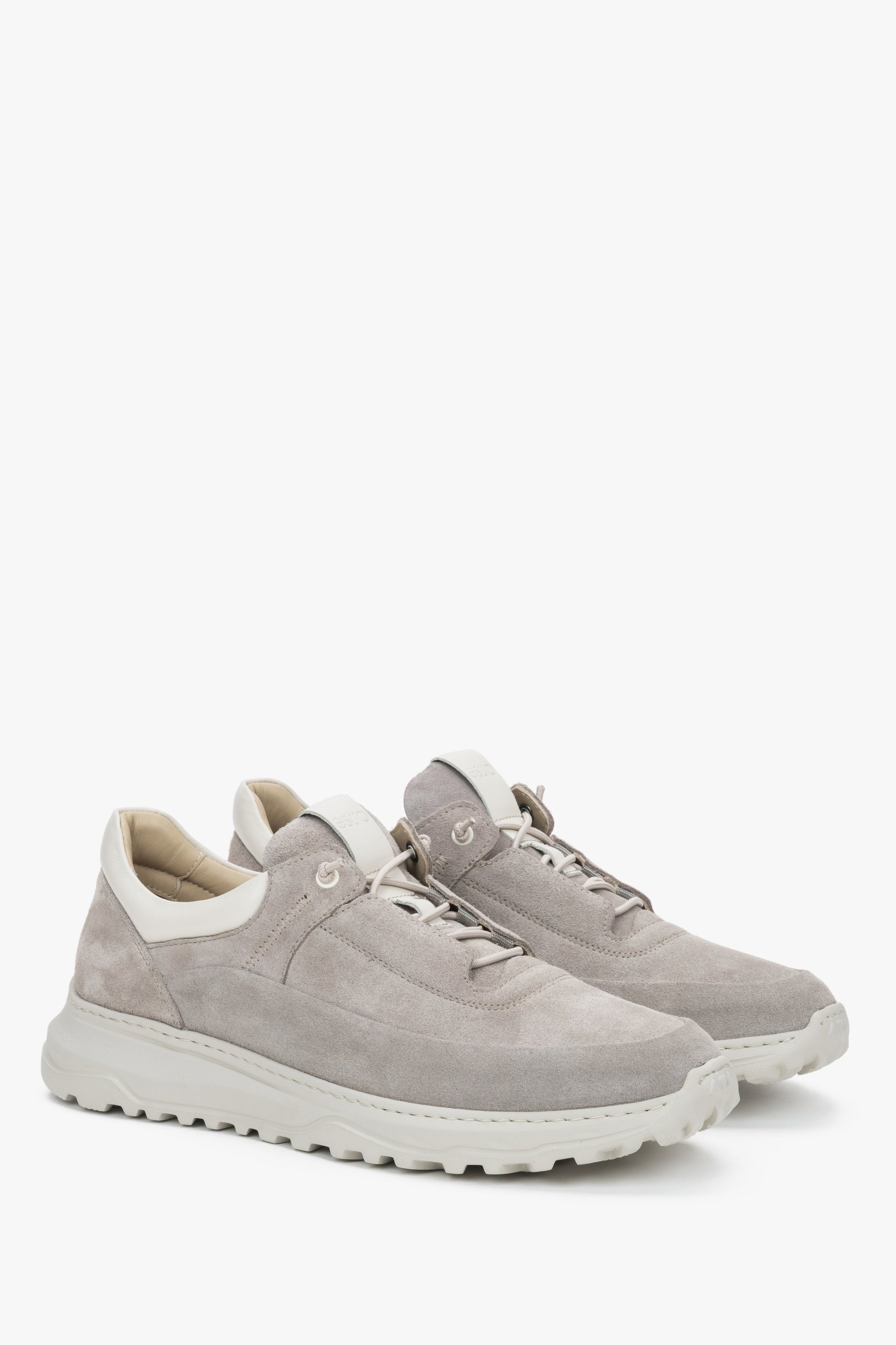 Schräge Ansicht der sportlich-eleganten Sneaker für Herren in Beige.