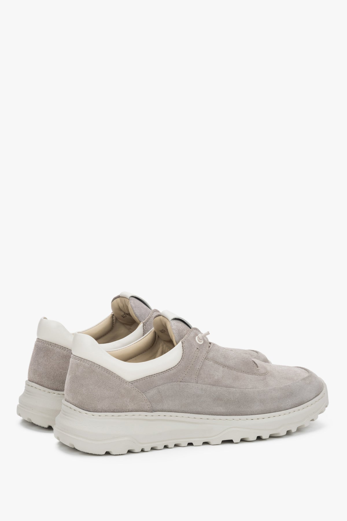 Andere schräge Ansicht des modischen Herren-Sneakers von Estro.