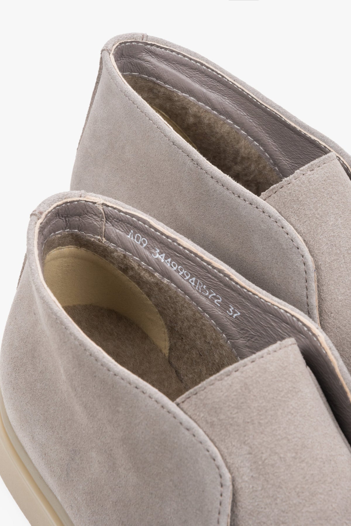 Detailansicht des weichen Flanell-Futters im Innenraum der beigen Schuhe