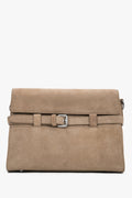 Beige kleine Damen-Schultertasche aus natürlichem Veloursleder mit dekorativer Schnalle in Frontalansicht
