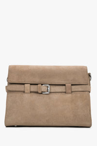 Beige kleine Damen-Schultertasche aus natürlichem Veloursleder mit dekorativer Schnalle in Frontalansicht