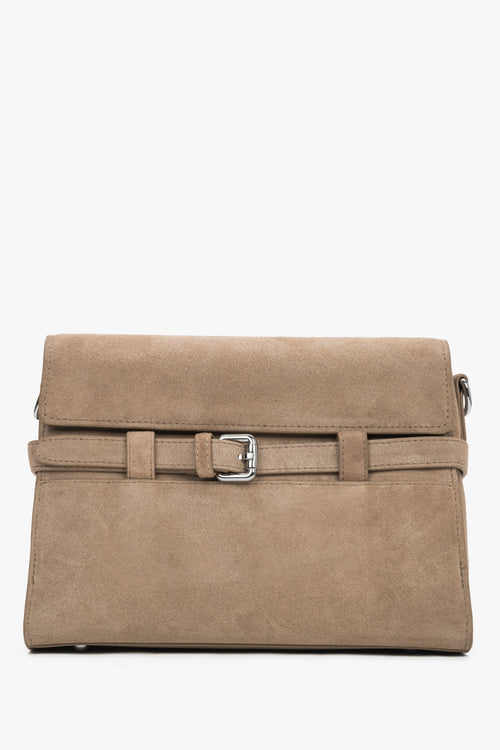 Beige kleine Damen-Schultertasche aus natürlichem Veloursleder mit dekorativer Schnalle in Frontalansicht
