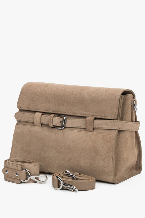 Beige kleine Damen-Schultertasche aus Veloursleder in schräger Vorderansicht mit abnehmbarem Riemen