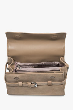 Beige kleine Damen-Schultertasche aus Veloursleder mit geöffnetem Innenraum und mehreren Fächern