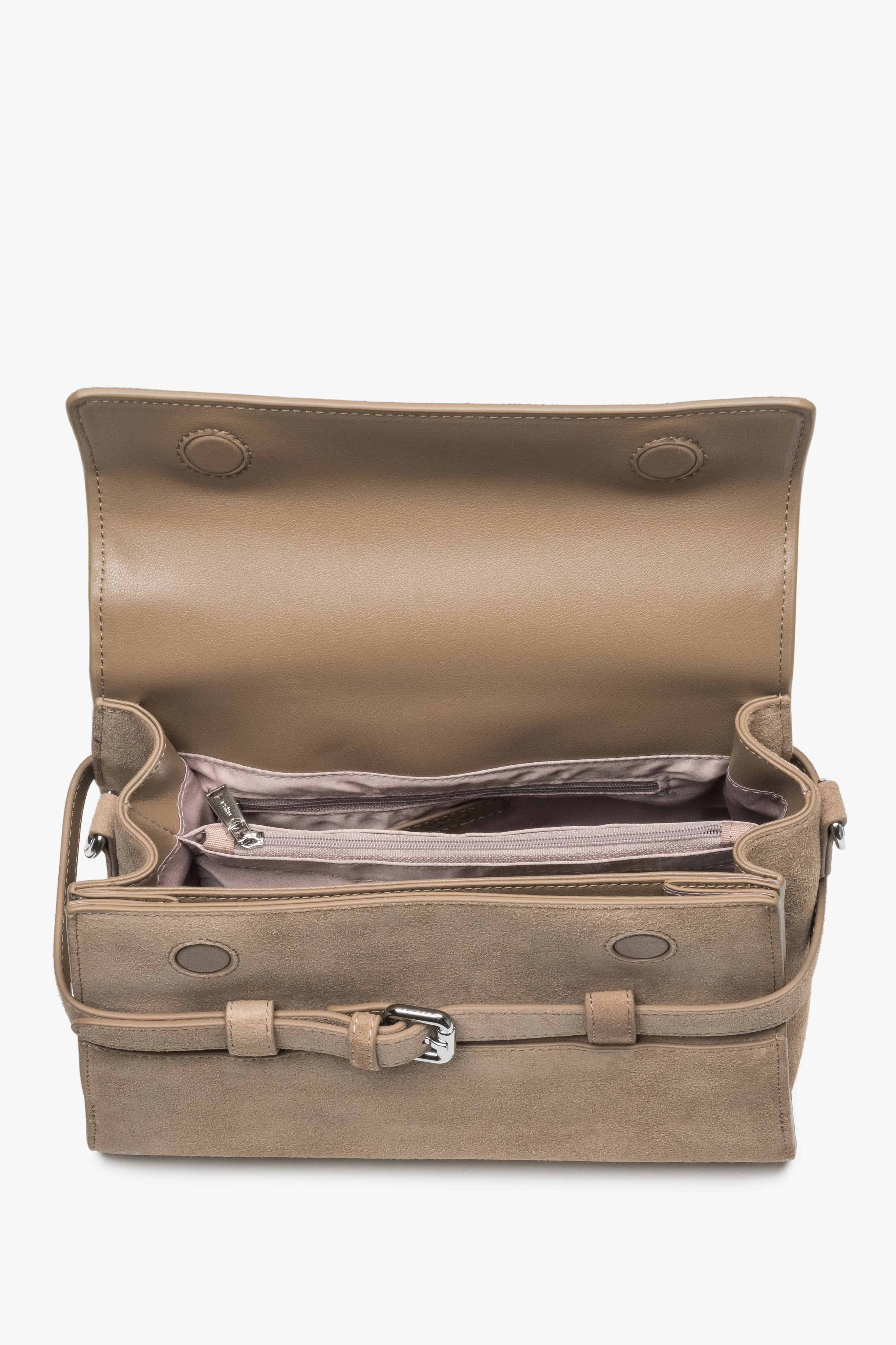 Beige kleine Damen-Schultertasche aus Veloursleder mit geöffnetem Innenraum und mehreren Fächern