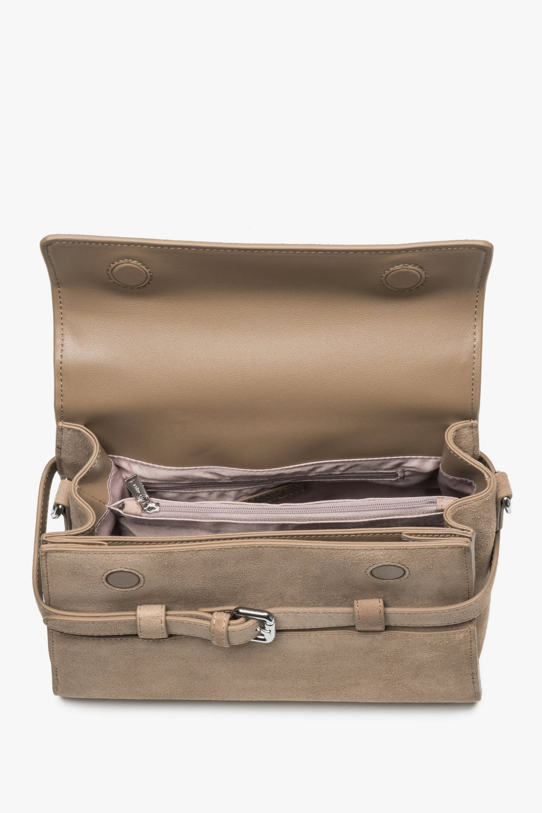 Beige kleine Damen-Schultertasche aus Veloursleder mit geöffnetem Innenraum und mehreren Fächern