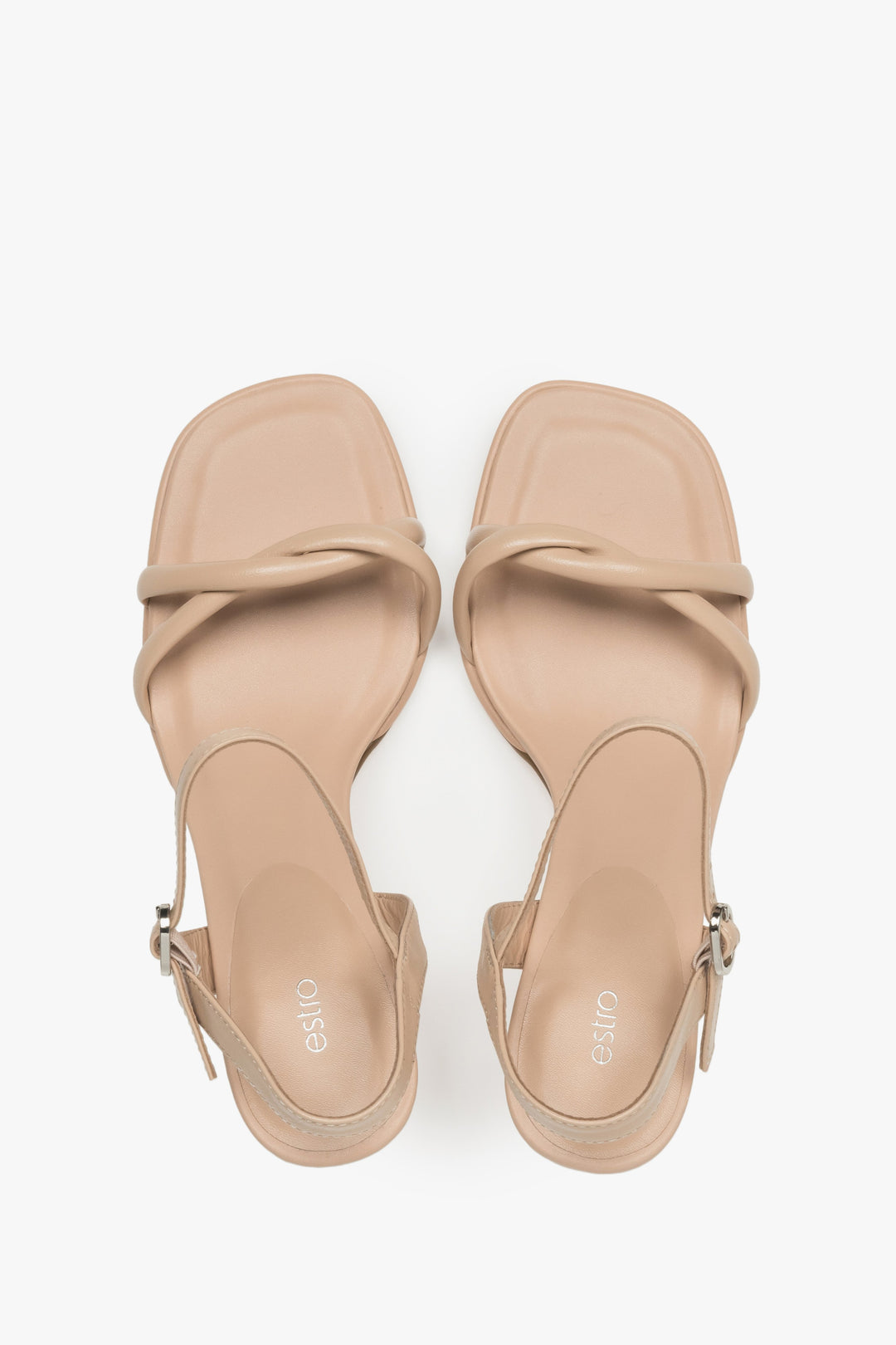 Seitenansicht der beigen Riemchen-Sandaletten mit hohem Stiletto-Absatz. 