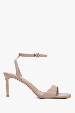 Seitenansicht der beigen Leder-Sandalen mit 8 cm Stiletto-Absatz.
