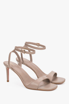 Flache seitliche Ansicht der eleganten High-Heel Sandale in Beige.