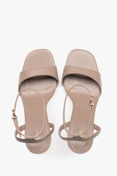 Draufsicht auf das Paar beiger Sandalen mit edler Chevro-Leder-Innensohle.