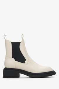 Profilansicht der beige-schwarzen Damen-Leder-Chelsea Boots auf einem schwarzen Gitterwürfel