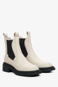 Schräge Seitenansicht des Paares beige-schwarzer Damen-Chelsea Boots mit dicker Profilsohle und 6 cm Gesamt-Plattform-Blockabsatz auf weißem Untergrund