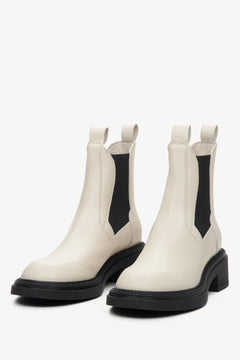 Frontalansicht der beiden Damen-Chelsea Boots aus beige glattem Leder z mit schwarzem Elastikeinsatz
