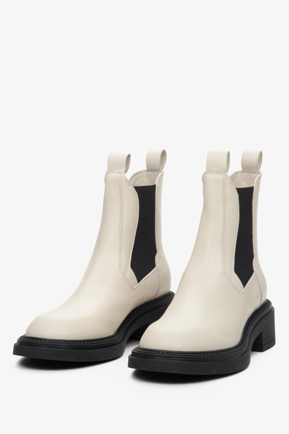Frontalansicht der beiden Damen-Chelsea Boots aus beige glattem Leder z mit schwarzem Elastikeinsatz