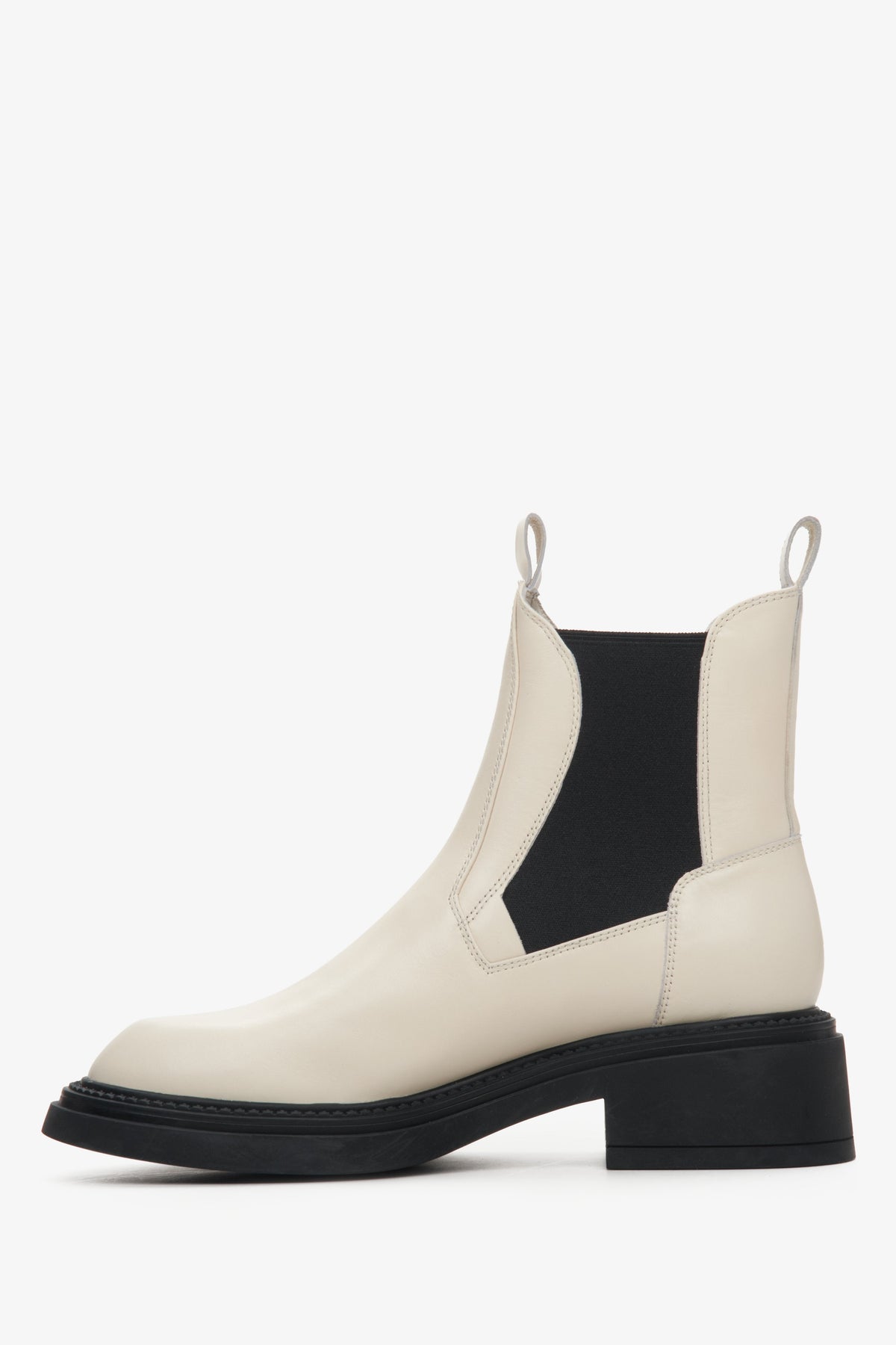 Klassische Profilansicht des beige-schwarzen Damen-Leder-Chelsea Boots mit schwarzem Elastikeinsatz und dicker Profilsohle   
