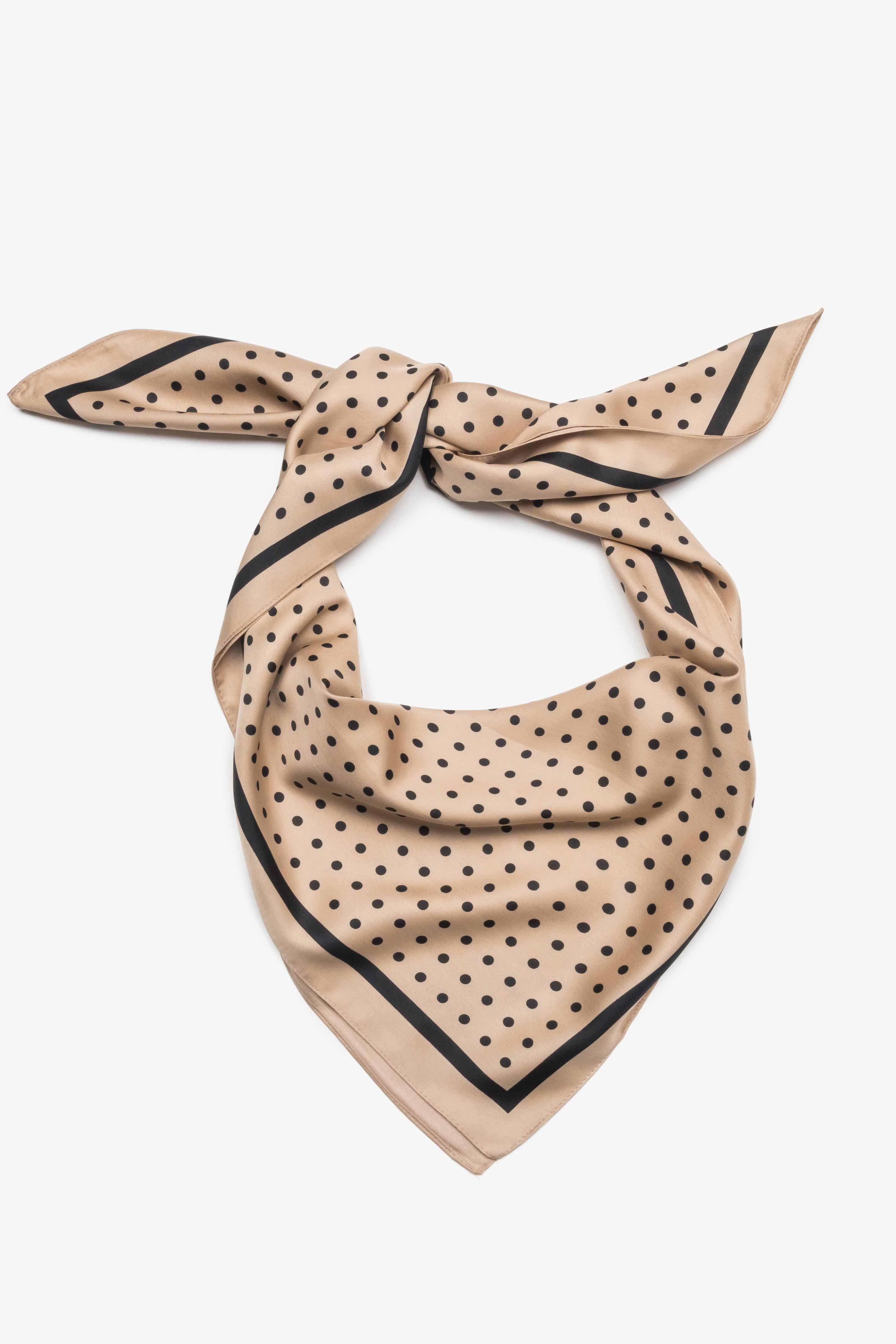 Frontansicht des gefalteten beige-schwarzen Damen-Halstuchs mit klassischem Punktemuster