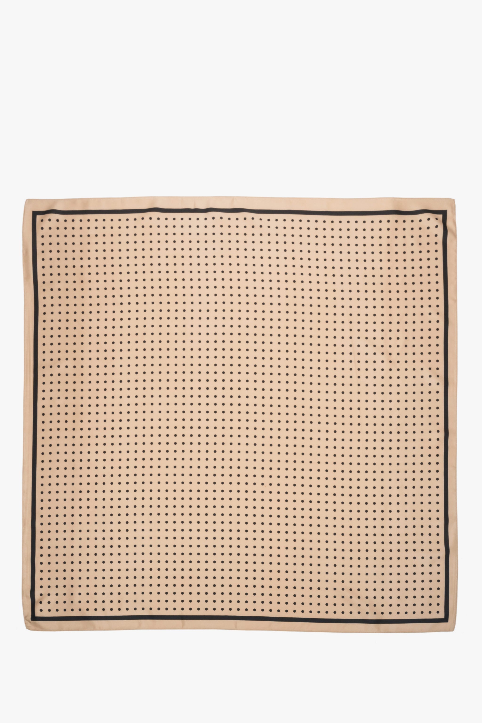 Ganzansicht des ausgebreiteten quadratischen Damen-Halstuchs zur Veranschaulichung des Polka-Dot-Designs