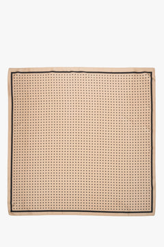 Ganzansicht des ausgebreiteten quadratischen Damen-Halstuchs zur Veranschaulichung des Polka-Dot-Designs