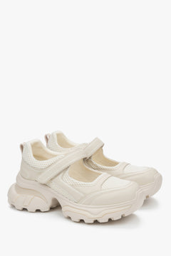 Moderne beige Damen-Sneaker ES8 im Sandalen-Design, aus Leder und atmungsaktiven Materialien – perfekt für warme Tage und sommerliche Outfits.