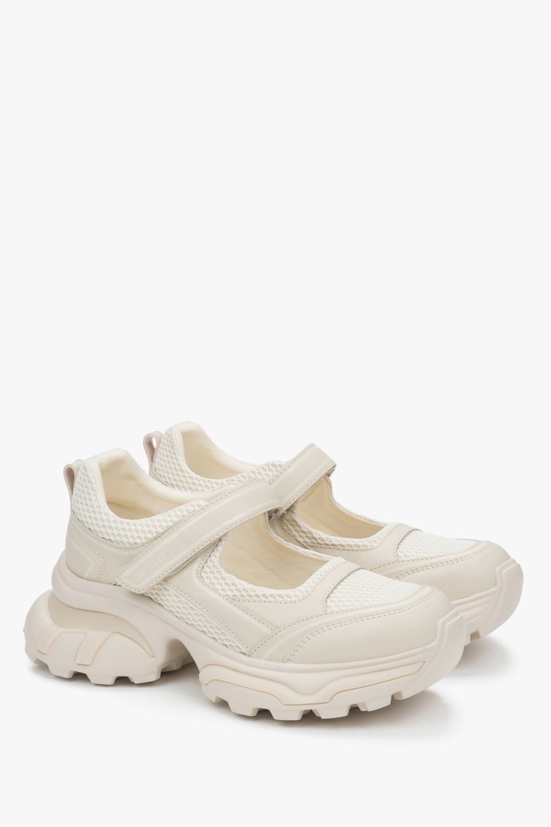 Moderne beige Damen-Sneaker ES8 im Sandalen-Design, aus Leder und atmungsaktiven Materialien – perfekt für warme Tage und sommerliche Outfits.