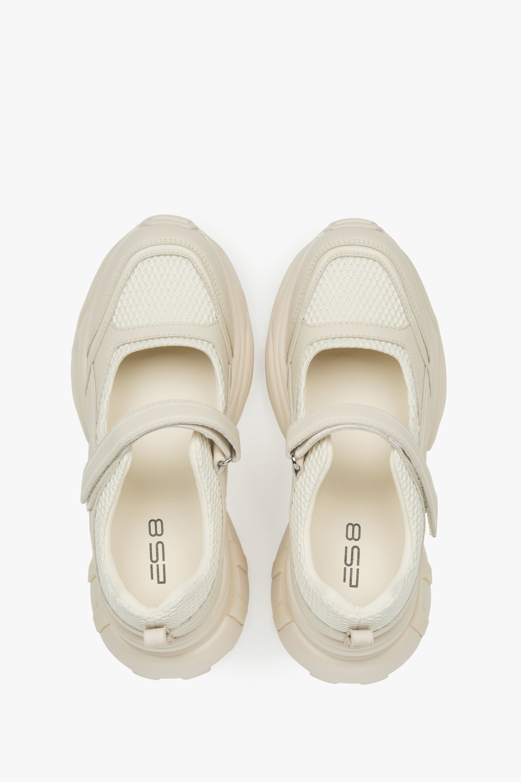 Bequeme beige Damen-Sneaker ES8, die den Stil von Sandalen und Sneakers vereinen, aus Leder und atmungsaktiven Materialien – perfekt für den Alltag und den Urlaub.