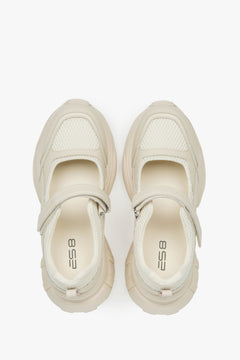 Bequeme beige Damen-Sneaker ES8, die den Stil von Sandalen und Sneakers vereinen, aus Leder und atmungsaktiven Materialien – perfekt für den Alltag und den Urlaub.