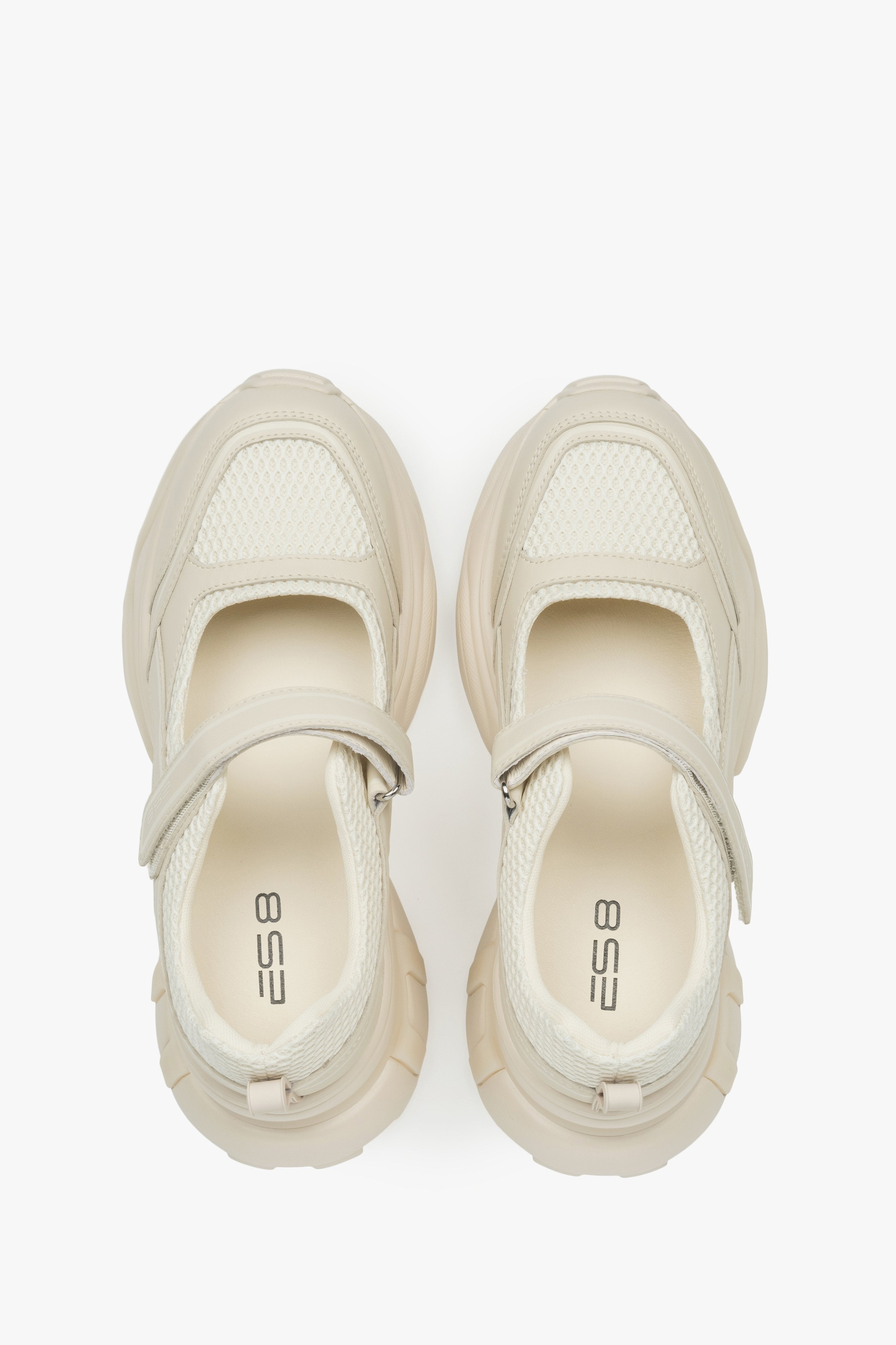 Bequeme beige Damen-Sneaker ES8, die den Stil von Sandalen und Sneakers vereinen, aus Leder und atmungsaktiven Materialien – perfekt für den Alltag und den Urlaub.